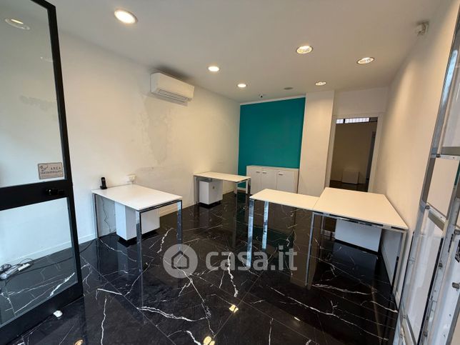 Negozio/locale commerciale in commerciale in Via Alfonso Capecelatro 23