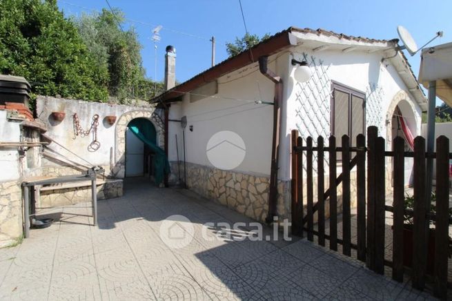 Casa indipendente in residenziale in Via Farense 139