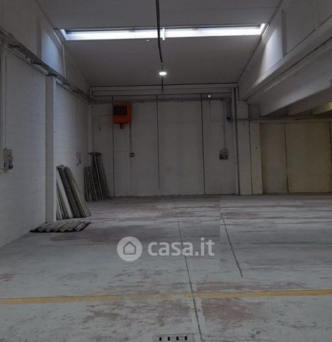 Capannone in commerciale in 