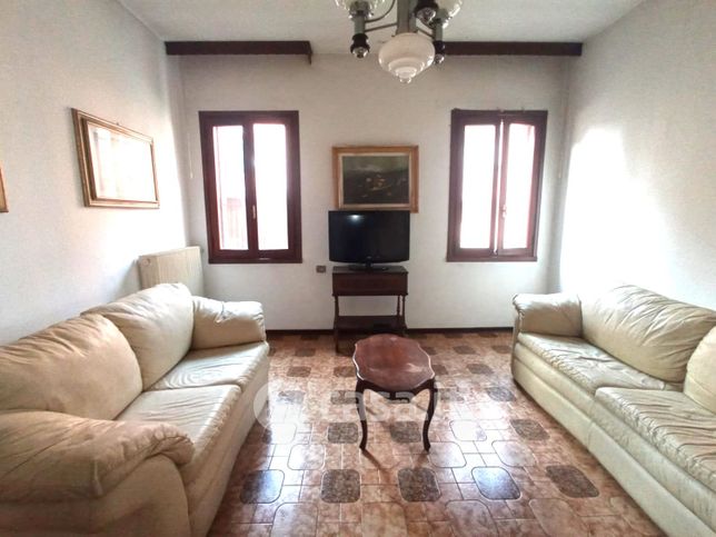 Casa indipendente in residenziale in Via Montà
