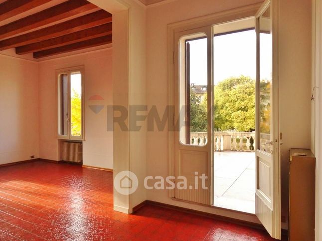 Casa bi/trifamiliare in residenziale in 
