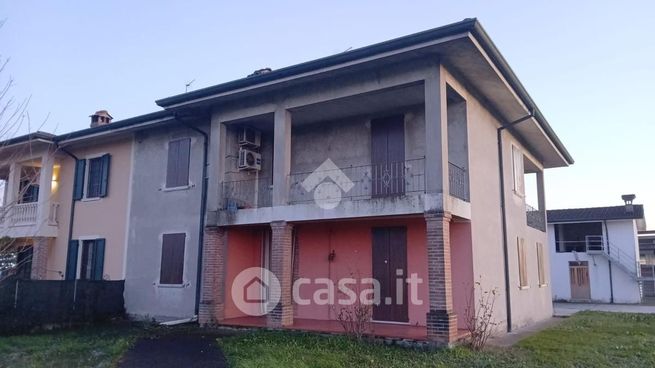 Casa bi/trifamiliare in residenziale in 