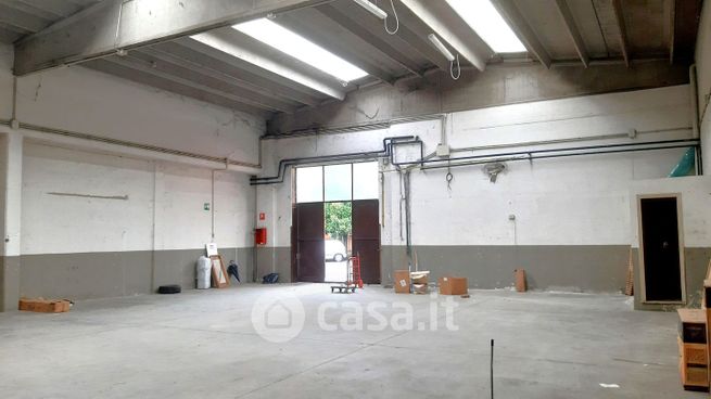 Capannone in commerciale in Viale Rimembranze 93