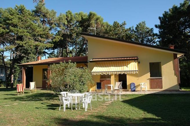 Casa bi/trifamiliare in residenziale in Via del Canarino 18