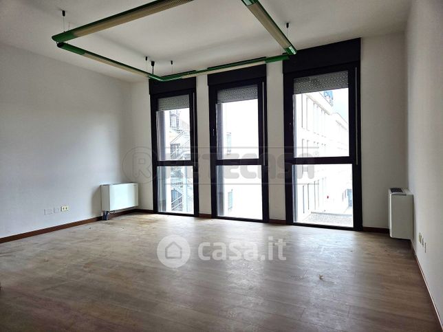 Ufficio in commerciale in Via Piave 3