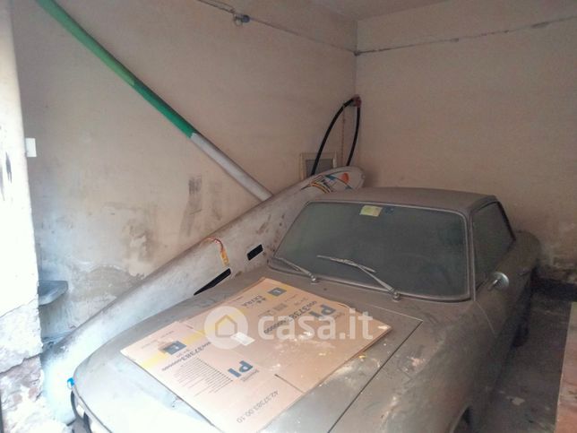 Box/posto auto in residenziale in Via Eleonora D'Angiò 5