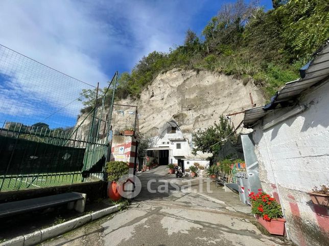 Garage/posto auto in residenziale in Vico San Nicola alle Fontanelle 12