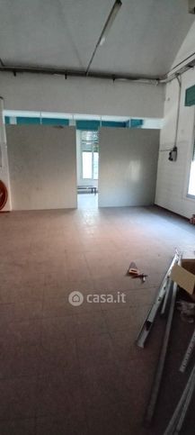 Capannone in commerciale in 