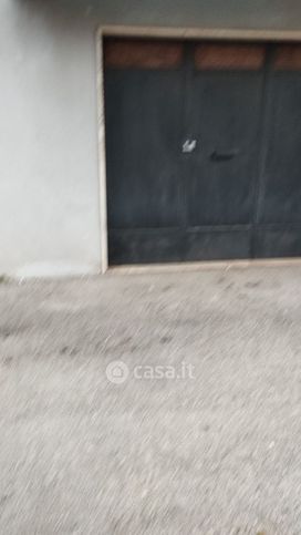 Box/posto auto in residenziale in Via Edoardo de Filippis