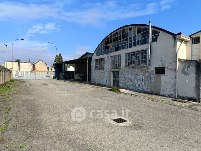Capannone in commerciale in Via Regione Cimitero 15