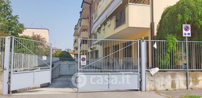 Box/posto auto in residenziale in Viale LibertÃ  47
