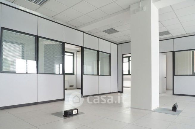 Ufficio in commerciale in Via Riccardo Lombardi