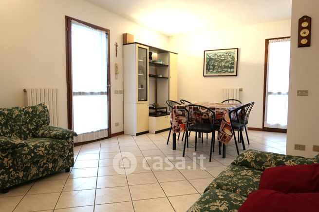Casa bi/trifamiliare in residenziale in Traversa xii
