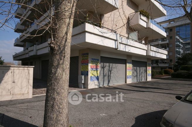 Negozio/locale commerciale in commerciale in Via della Foce Micina 12