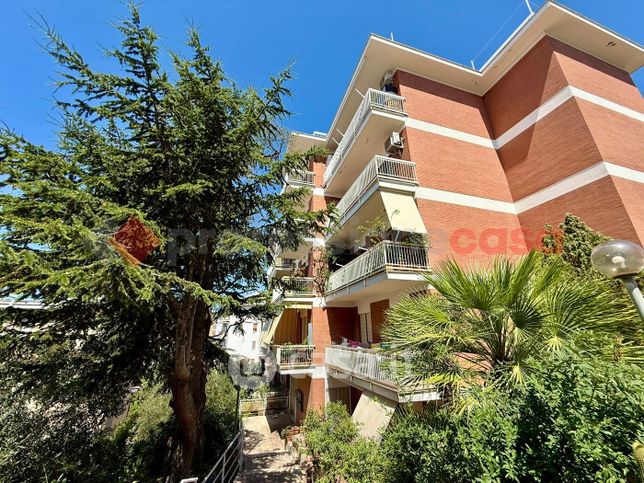 Appartamento in residenziale in Via Atratina