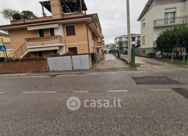 Garage/posto auto in residenziale in Via Beniamino Gigli