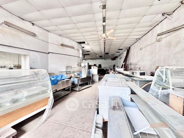 Capannone in commerciale in 