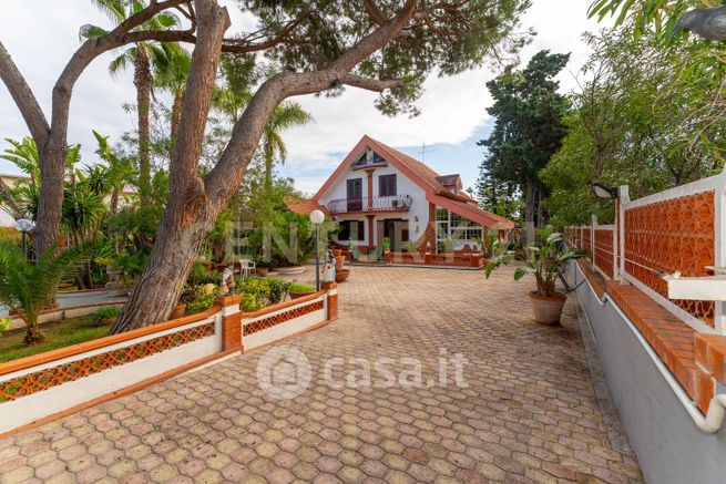 Villa in residenziale in Via Spinelli 44