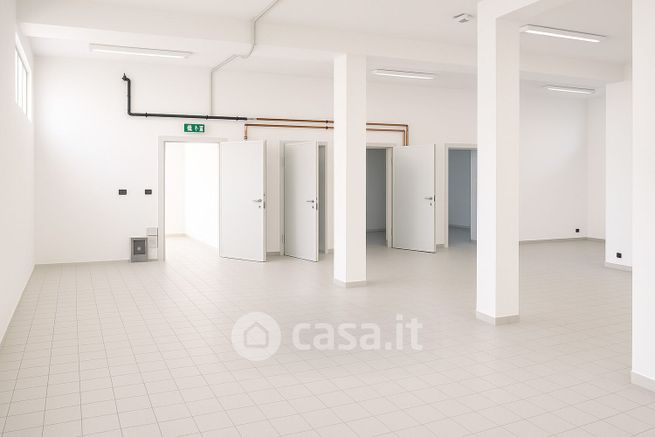 Capannone in commerciale in Via dei Ciliegi 2