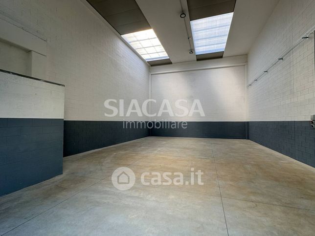 Capannone in commerciale in