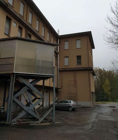 Capannone in commerciale in Strada Langhirano