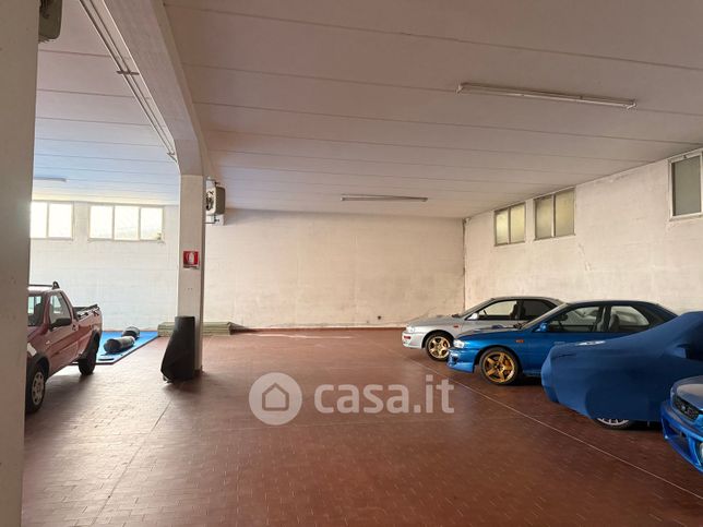 Box/posto auto in residenziale in Via Scomazzoni