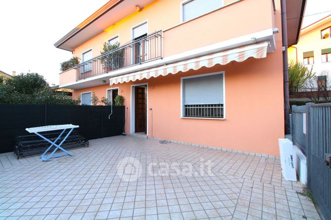 Casa bi/trifamiliare in residenziale in Via G. Donizetti
