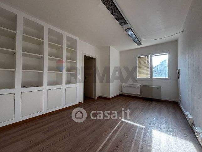 Ufficio in commerciale in Via G. Puccini 6