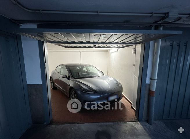 Box/posto auto in residenziale in Viale Giacomo Matteotti 340