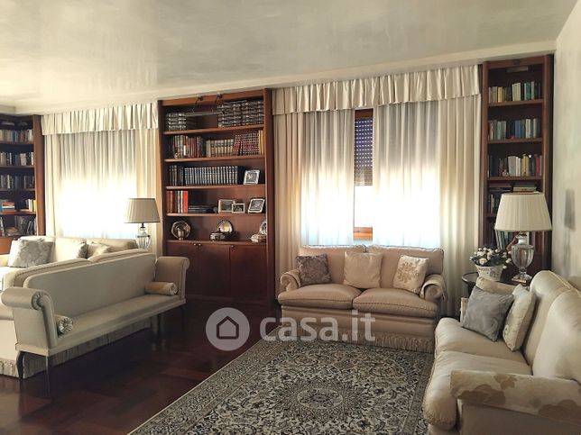 Casa indipendente in residenziale in 