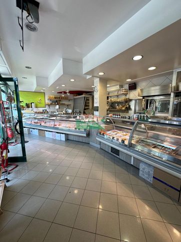 Negozio/locale commerciale in commerciale in Viale Francesco Petrarca