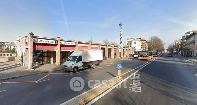 Garage/posto auto in residenziale in Viale IV Novembre