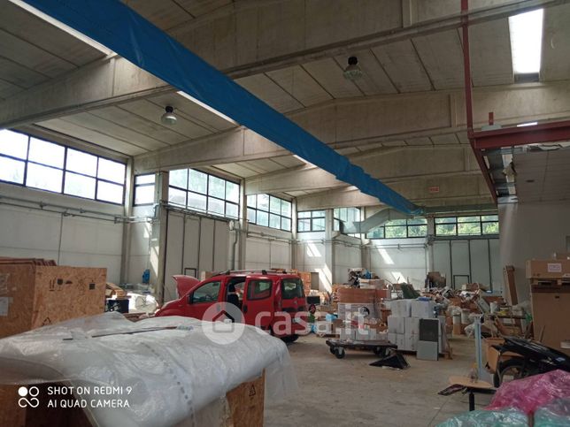 Capannone in commerciale in Via delle Industrie 5