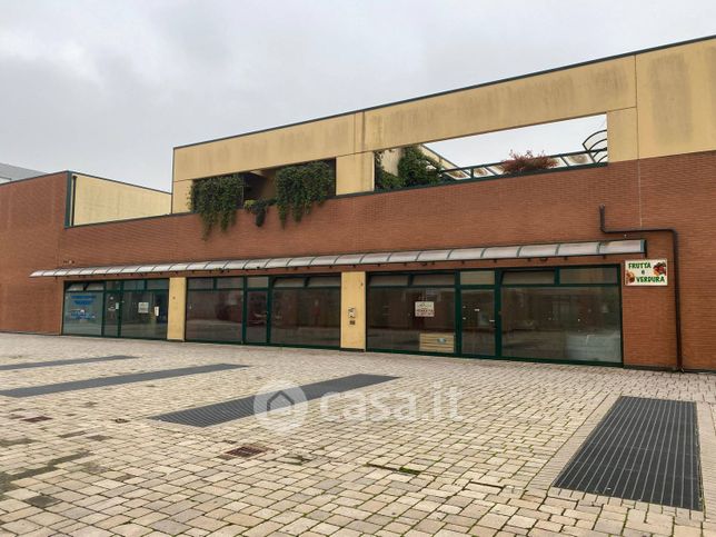 Attività/licenza (con o senza mura) in commerciale in Viale Marche 10
