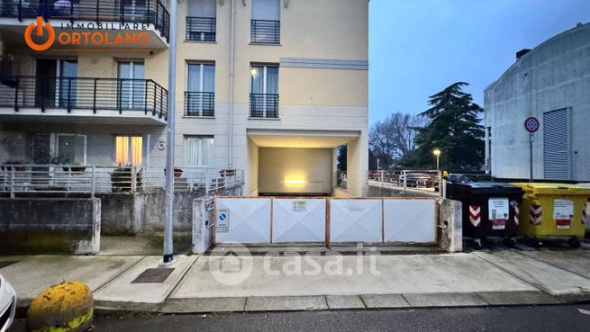 Box/posto auto in residenziale in Via Aris 1