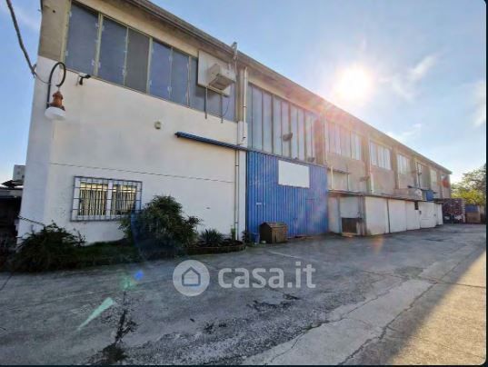 Capannone in commerciale in Via GiosuÃ¨ Carducci 6