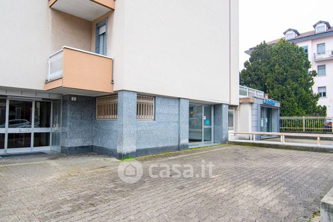 Attività/licenza (con o senza mura) in commerciale in Via Des Geneys 5