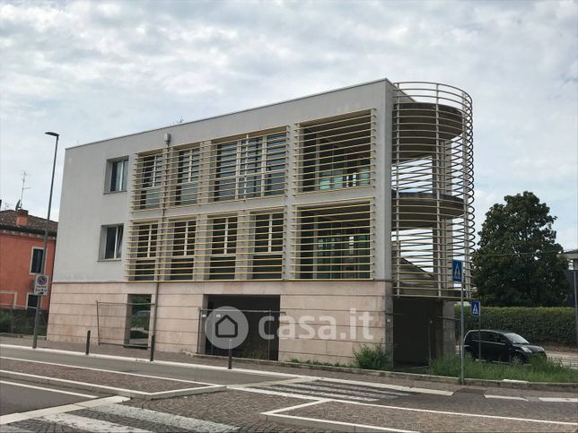 Ufficio in commerciale in Via Quadrato 76