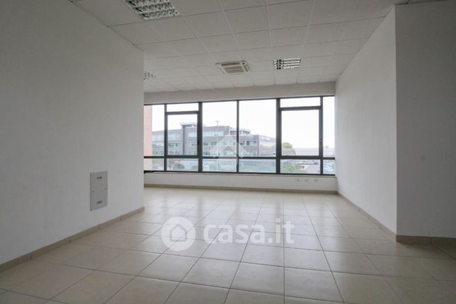 Ufficio in commerciale in Via del Crociale