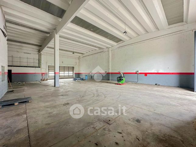 Capannone in commerciale in Via Achille Grandi 31