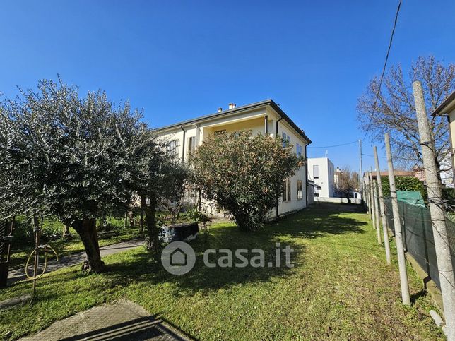 Casa bi/trifamiliare in residenziale in Via PrÃ 