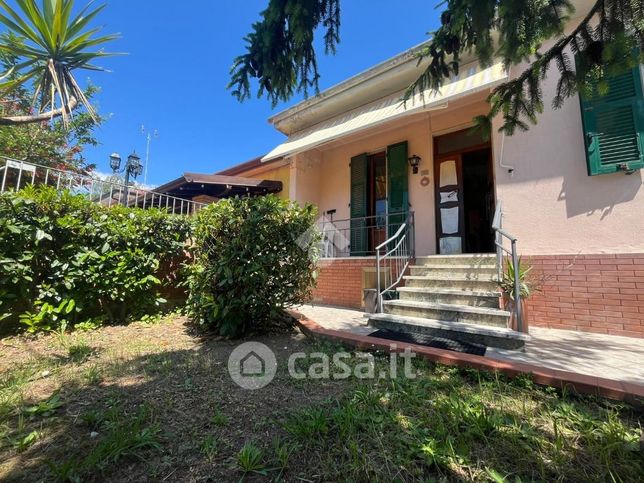 Casa bi/trifamiliare in residenziale in Via Camponesto 35