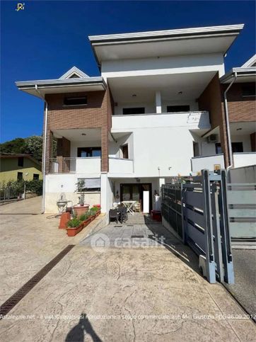 Villetta a schiera in residenziale in Via Alvanella 28