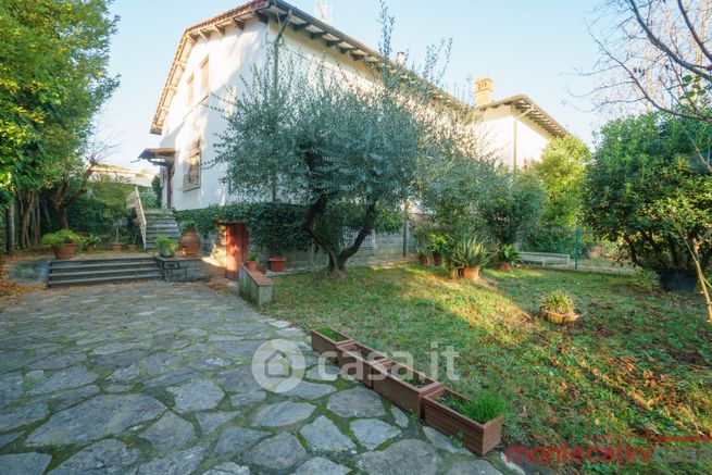Casa bi/trifamiliare in residenziale in Via Enrico Magnani