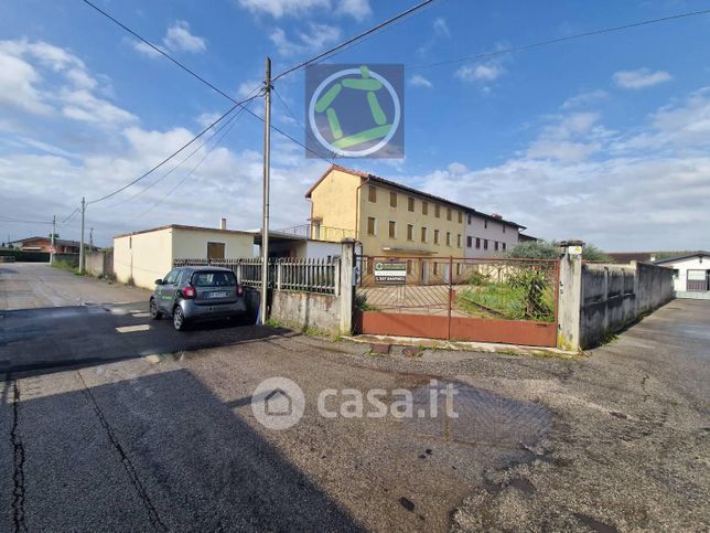 Casa bi/trifamiliare in residenziale in Via Arbisuolis 32