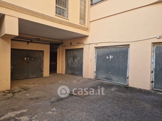 Box/posto auto in residenziale in Via San Tommaso d'Aquino 55