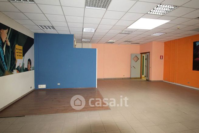 Ufficio in commerciale in 