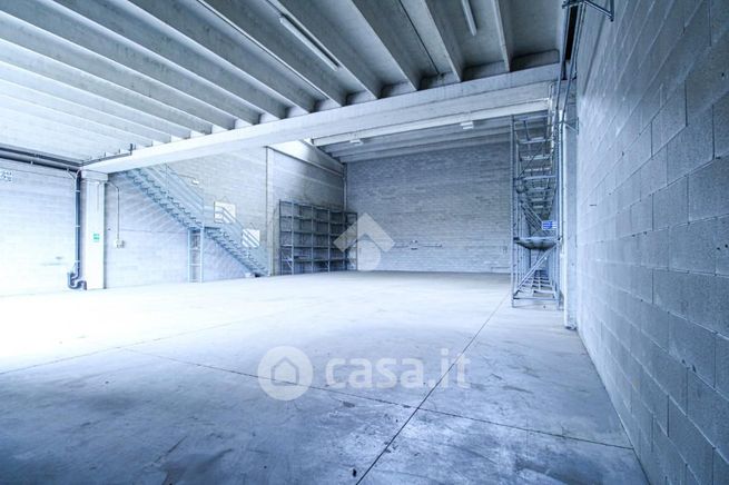 Capannone in commerciale in Via delle Rovedine 27