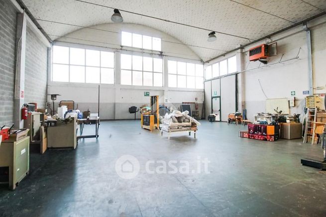 Capannone in commerciale in Via S. Pellico 1
