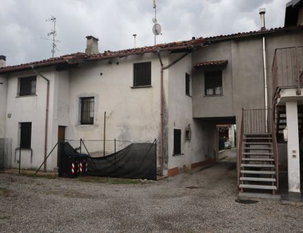 Casa indipendente in residenziale in Via Alzate 138